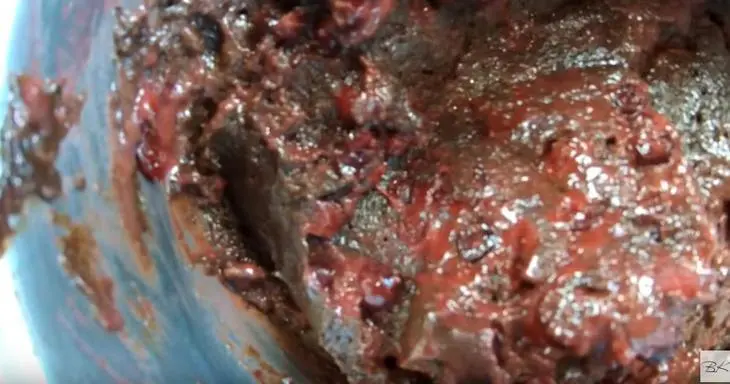 Шоколадный пирог с брусникой и сливочной заливкой: шаг 3