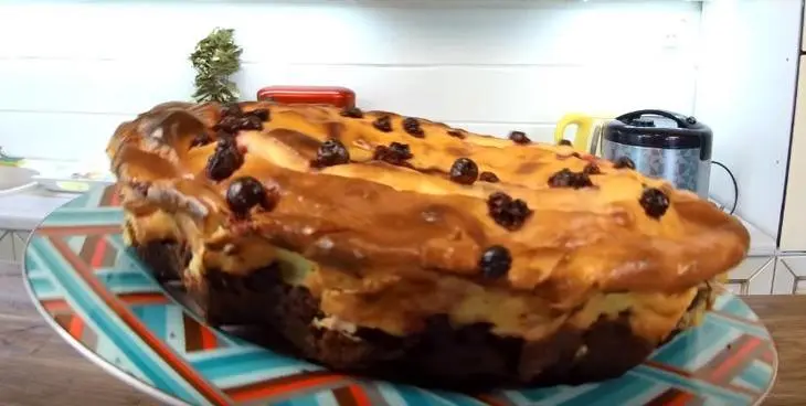 Шоколадный пирог с брусникой и сливочной заливкой: шаг 4