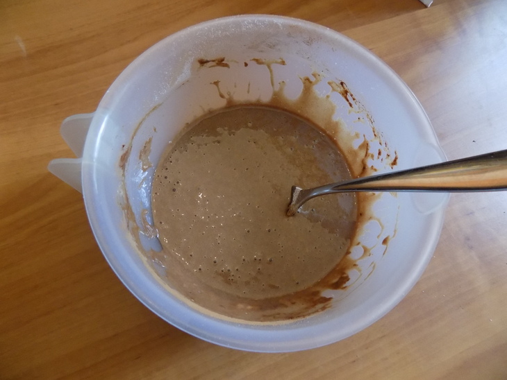 Шоколадно-смородиновый кекс в кружке из свч на йогурте: шаг 3