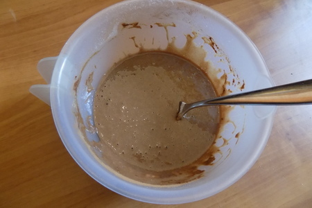 Шоколадно-смородиновый кекс в кружке из свч на йогурте: шаг 3