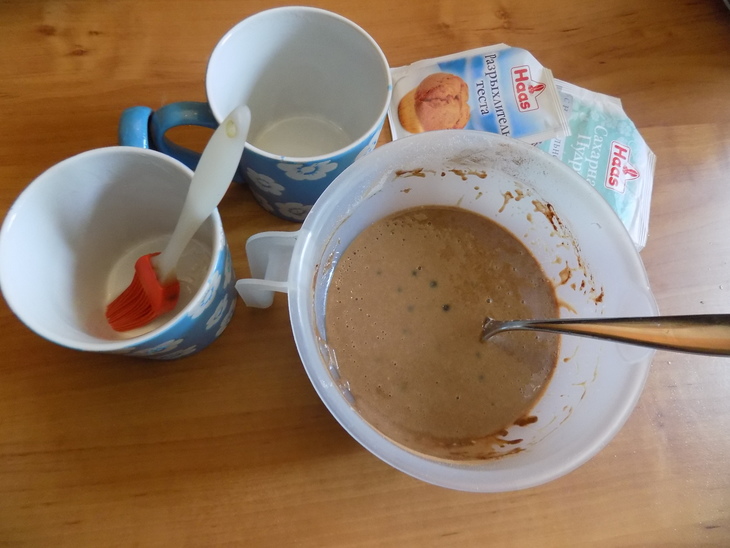 Шоколадно-смородиновый кекс в кружке из свч на йогурте: шаг 4