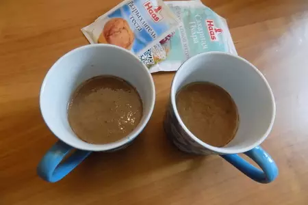 Шоколадно-смородиновый кекс в кружке из свч на йогурте: шаг 5