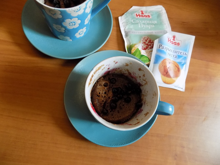 Шоколадно-смородиновый кекс в кружке из свч на йогурте: шаг 6