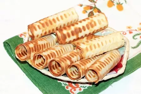 Вафельные трубочки с малиновыми сливками: шаг 12