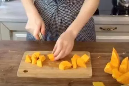 Тыквенный крем суп со сливками, семечками и кальмаром: шаг 1