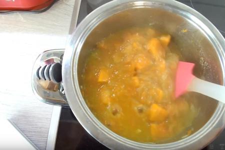 Тыквенный крем суп со сливками, семечками и кальмаром: шаг 2