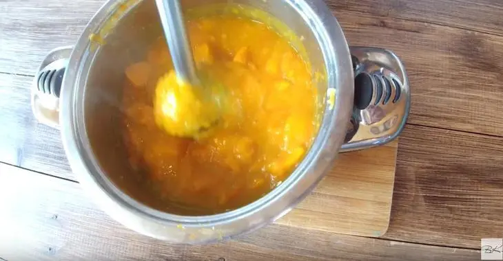 Тыквенный крем суп со сливками, семечками и кальмаром: шаг 3