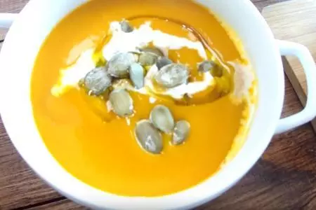 Тыквенный крем суп со сливками, семечками и кальмаром: шаг 4