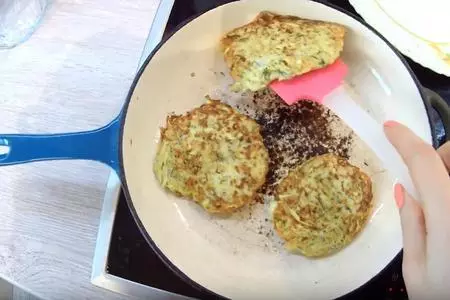 Кабачковые оладьи с зеленью: шаг 3
