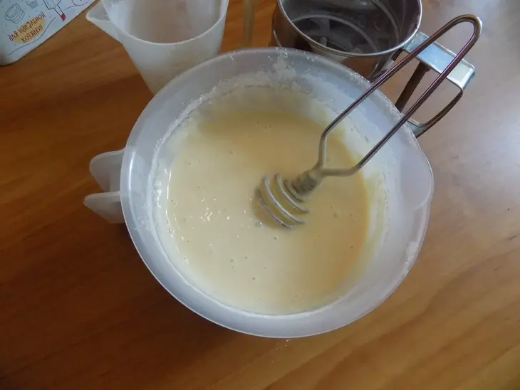 Десертные оладьи с цельными дольками яблок: шаг 3