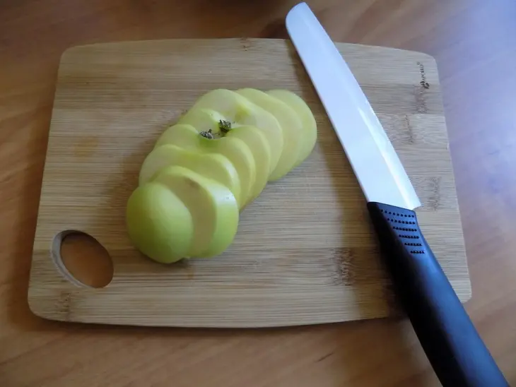 Десертные оладьи с цельными дольками яблок: шаг 4