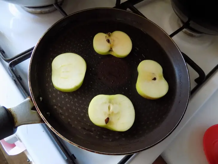 Десертные оладьи с цельными дольками яблок: шаг 5