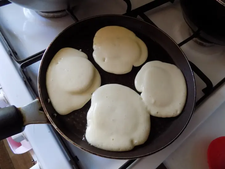 Десертные оладьи с цельными дольками яблок: шаг 6