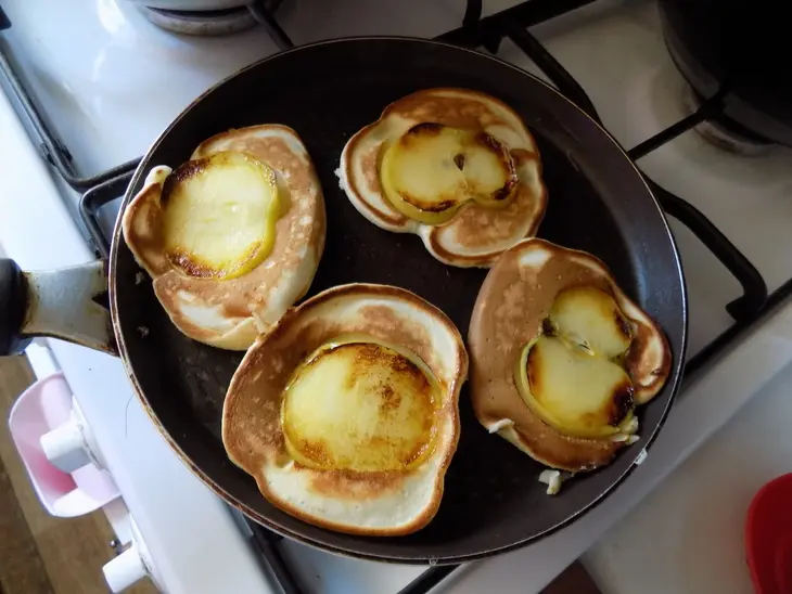 Десертные оладьи с цельными дольками яблок: шаг 8