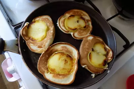 Десертные оладьи с цельными дольками яблок: шаг 8