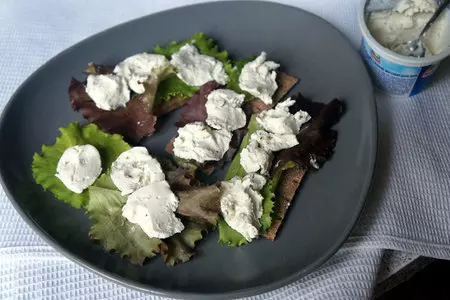 Закуска на хлебцах с помидорами и сыром: шаг 3