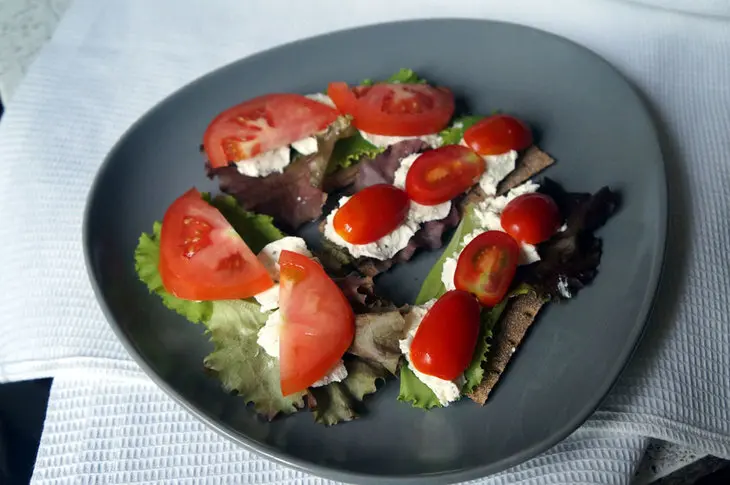 Закуска на хлебцах с помидорами и сыром: шаг 4