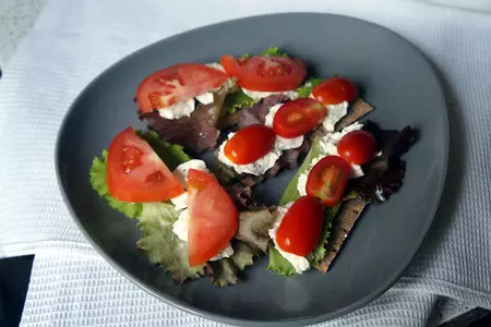 Закуска на хлебцах с помидорами и сыром: шаг 4