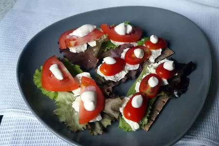 Закуска на хлебцах с помидорами и сыром: шаг 5