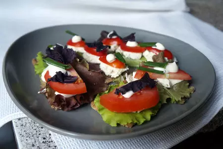 Закуска на хлебцах с помидорами и сыром: шаг 6