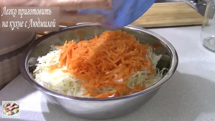 Вкусная и хрустящая маринованная капуста быстрого приготовления!: шаг 2