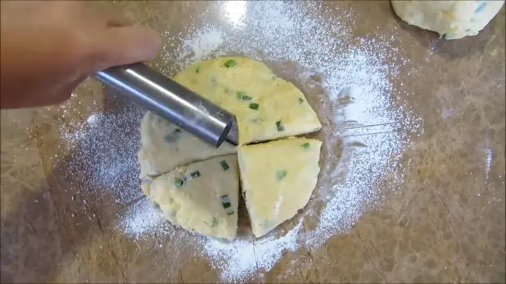 Вкуснейшие, рассыпчатые и очень сырные! сконы - рецепт без заморочек!: шаг 7