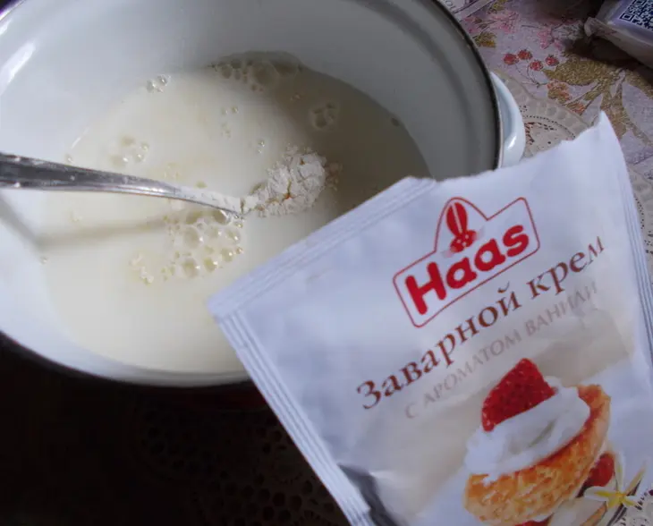Рулет с заварным ванильным кремом: шаг 2