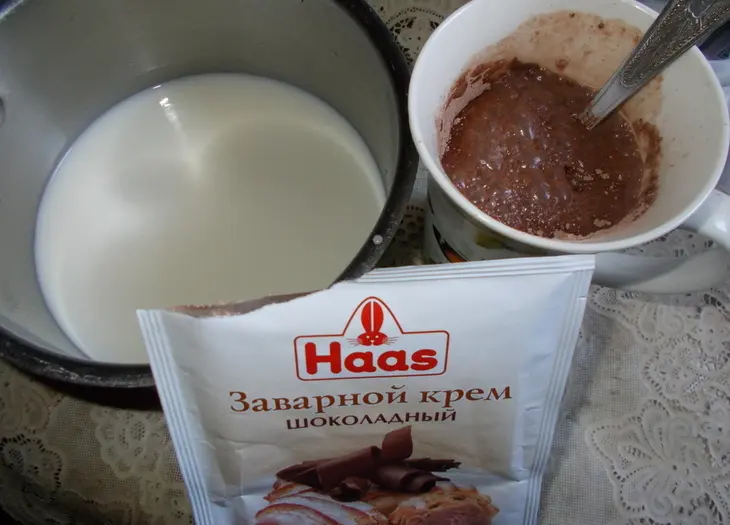 Торт с шоколадно -ванильным кремом: шаг 3