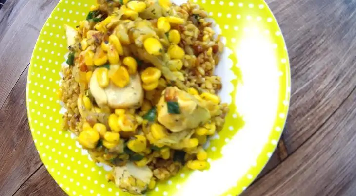Грудка куриная с рисом и кукурузой: шаг 7