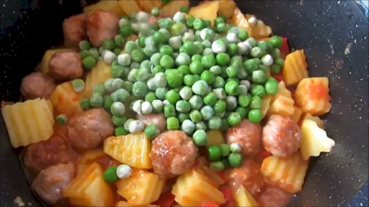 Вкусно до неприличия - фрикадельки с картошкой: шаг 7