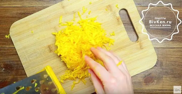 Тыквенные булочки с начинкой и семечками: шаг 1