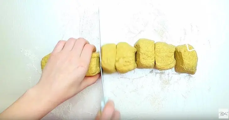 Тыквенные булочки с начинкой и семечками: шаг 4