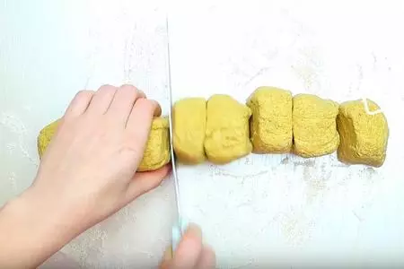 Тыквенные булочки с начинкой и семечками: шаг 4