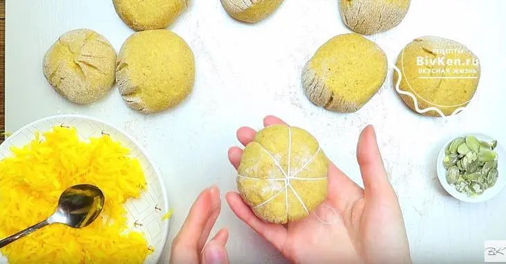 Тыквенные булочки с начинкой и семечками: шаг 5