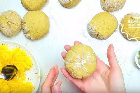 Тыквенные булочки с начинкой и семечками: шаг 5