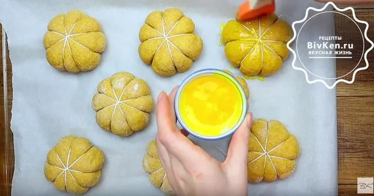 Тыквенные булочки с начинкой и семечками: шаг 6