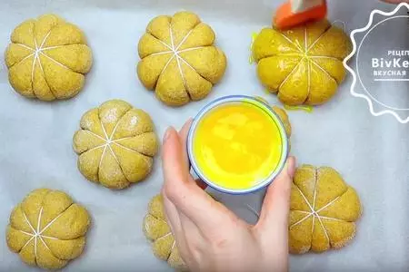 Тыквенные булочки с начинкой и семечками: шаг 6