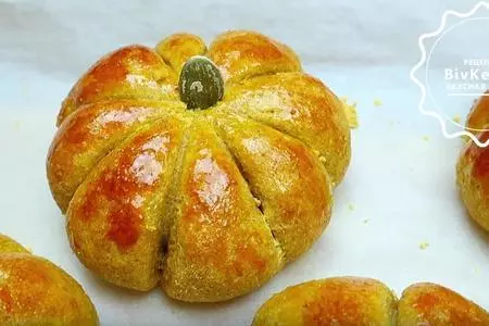 Тыквенные булочки с начинкой и семечками: шаг 7