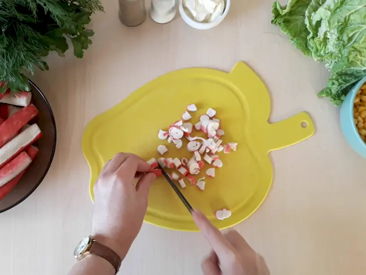 Крабовый салат с огурцами и пекинской капустой: шаг 1