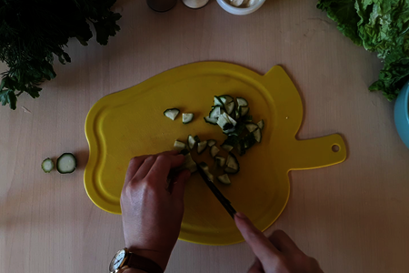 Крабовый салат с огурцами и пекинской капустой: шаг 2