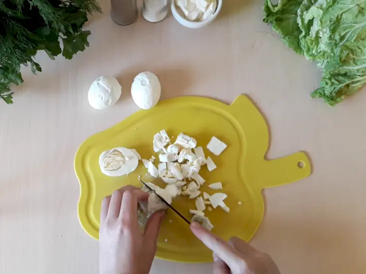 Крабовый салат с огурцами и пекинской капустой: шаг 4