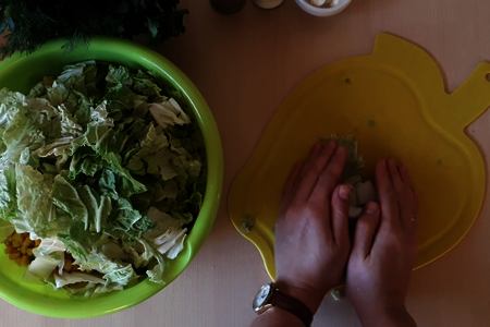 Крабовый салат с огурцами и пекинской капустой: шаг 6