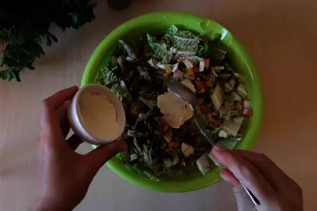 Крабовый салат с огурцами и пекинской капустой: шаг 7