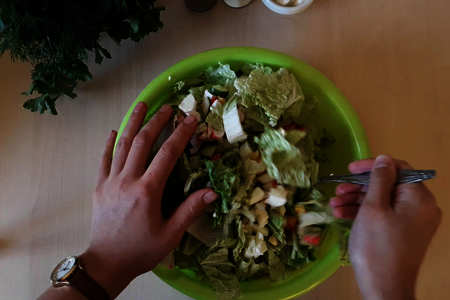 Крабовый салат с огурцами и пекинской капустой: шаг 9
