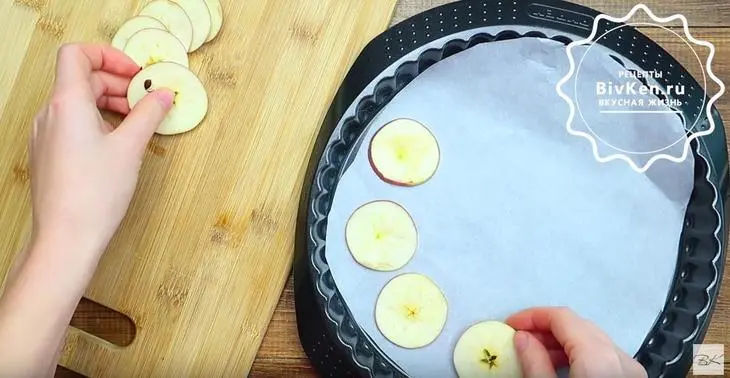 Яблочный чизкейк с миндальной крошкой: шаг 1