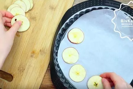Яблочный чизкейк с миндальной крошкой: шаг 1