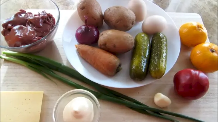 Салат с печенью и мандаринами: шаг 1