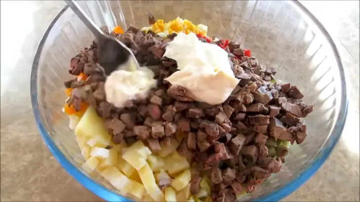 Салат с печенью и мандаринами: шаг 4