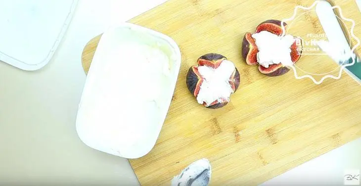 Инжир с творожным сыром, кедровыми орешками и мёдом: шаг 2