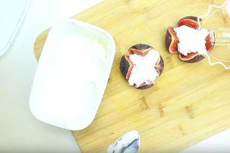 Инжир с творожным сыром, кедровыми орешками и мёдом: шаг 2
